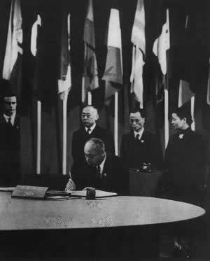 中国代表团中的中共代表董必武在《联合国宪章》上签字